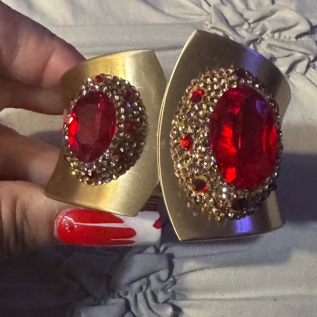 Elegant Gold Bracelet With Red Accents